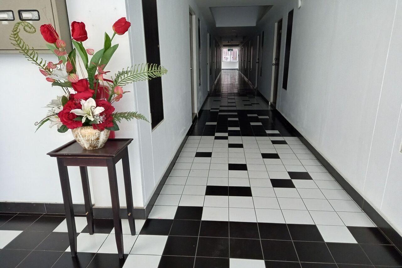 Ruan Plaisoi Apartment Bangkok Exterior photo