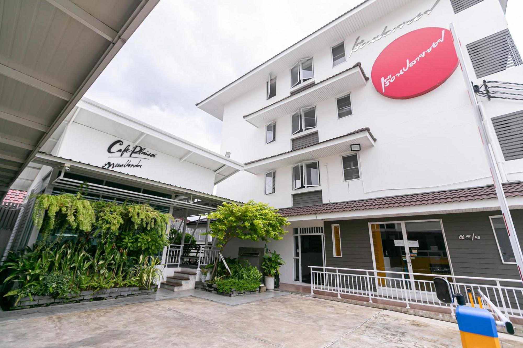 Ruan Plaisoi Apartment Bangkok Exterior photo