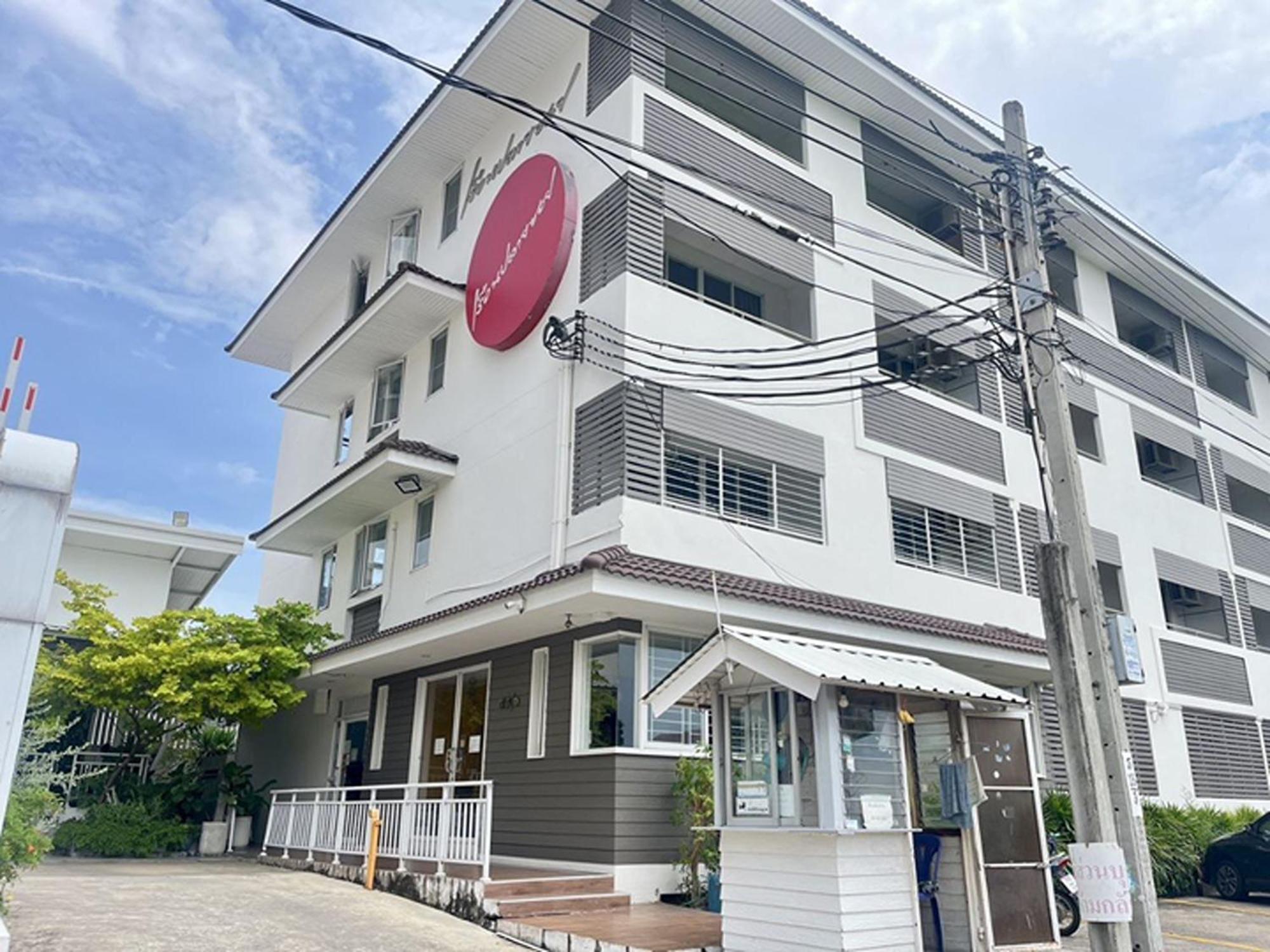 Ruan Plaisoi Apartment Bangkok Exterior photo
